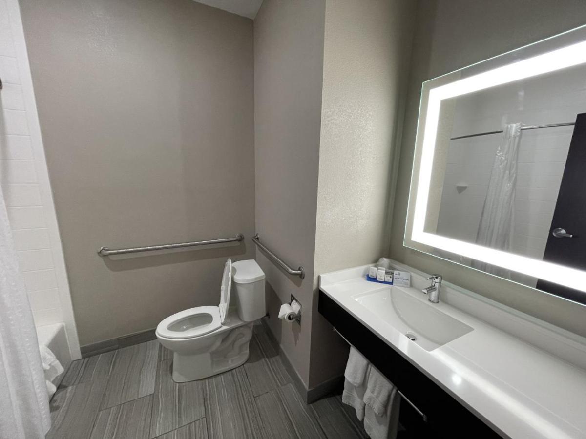 Express And By Ihg 3* Ada